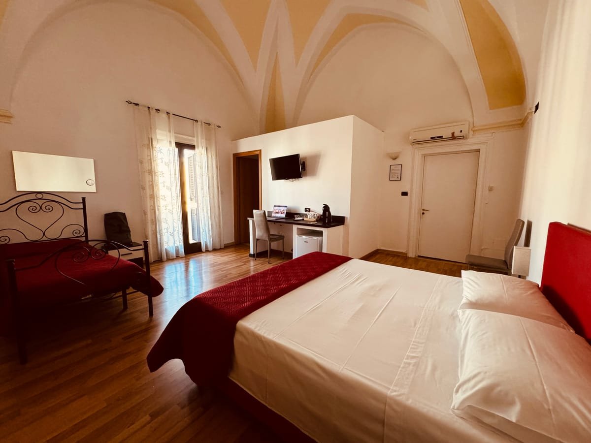Stanza Lucia, con grande balcone sulla piazza